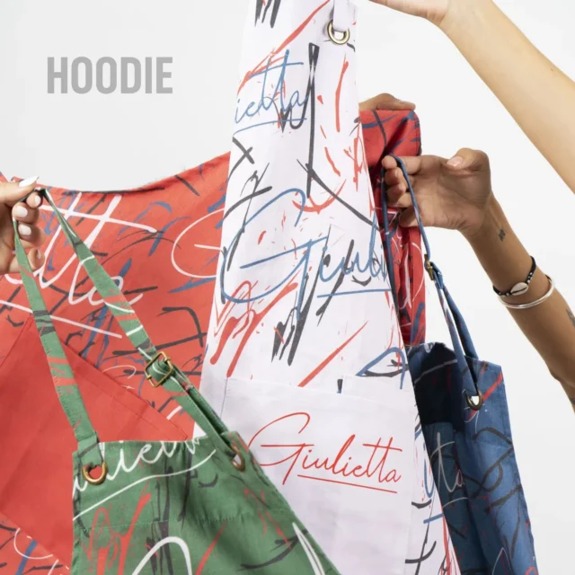 //// Nos encanta trabajar con empresas amigas, y más cuando nos dan la libertad de diseñar estas hermosas prendas ❤️‍🔥✨.

// Miren lo que son estos hermosos delantales estampados de @giuiettagelateria. 🍨🥰
¿Qué les parecen?

#Delantales #IndumentariaGastronómica #Hoodie2023 #Hoodieindumentaria