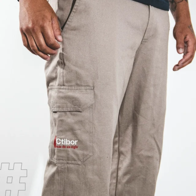 En hoodie te aseguramos calidad y
estilo en cada prenda. 
• Te mostramos el conjunto que realizamos
para Las Quintas. 🛠️⚙️🚜