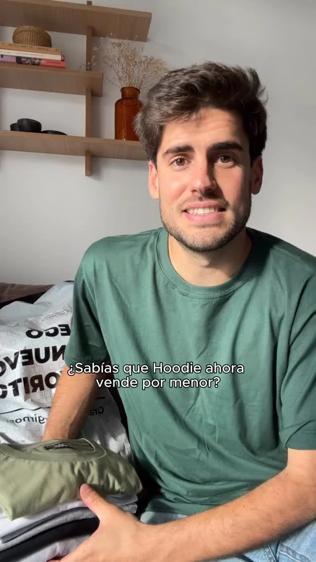 Las prendas básicas son necesarias para todo placard… por eso sumamos remeras y buzos a nuestro e-commerce para que puedas comprar sin mínimos, con todos los medios de pago y envíos a todo el país🇦🇷
•www.somoshoodie.com/tienda•